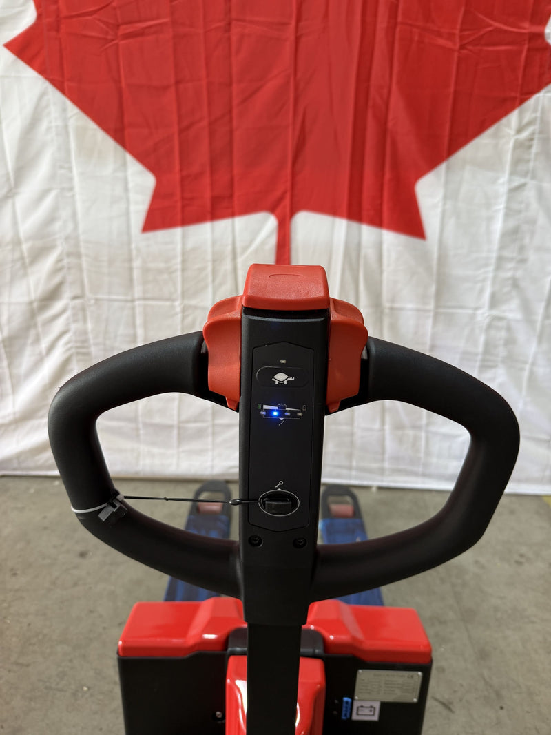 Control handle of the Raelon CBD15W-II electric pallet jack, showing the butterfly travel levers, the turtle speed button and the battery gauge lit in the centre