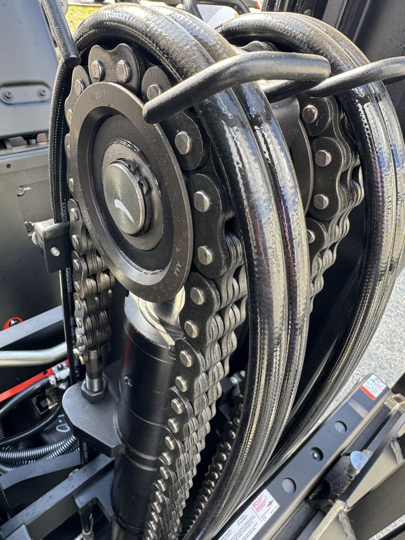 Raelon EFL30 electric forklift mast chain close-up