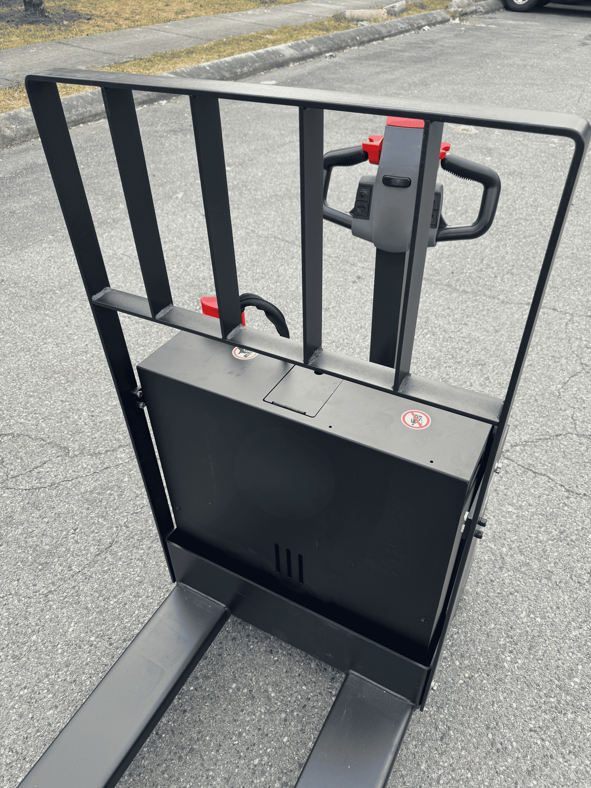 Raelon EPT25-WA electric pallet jack load backrest close up