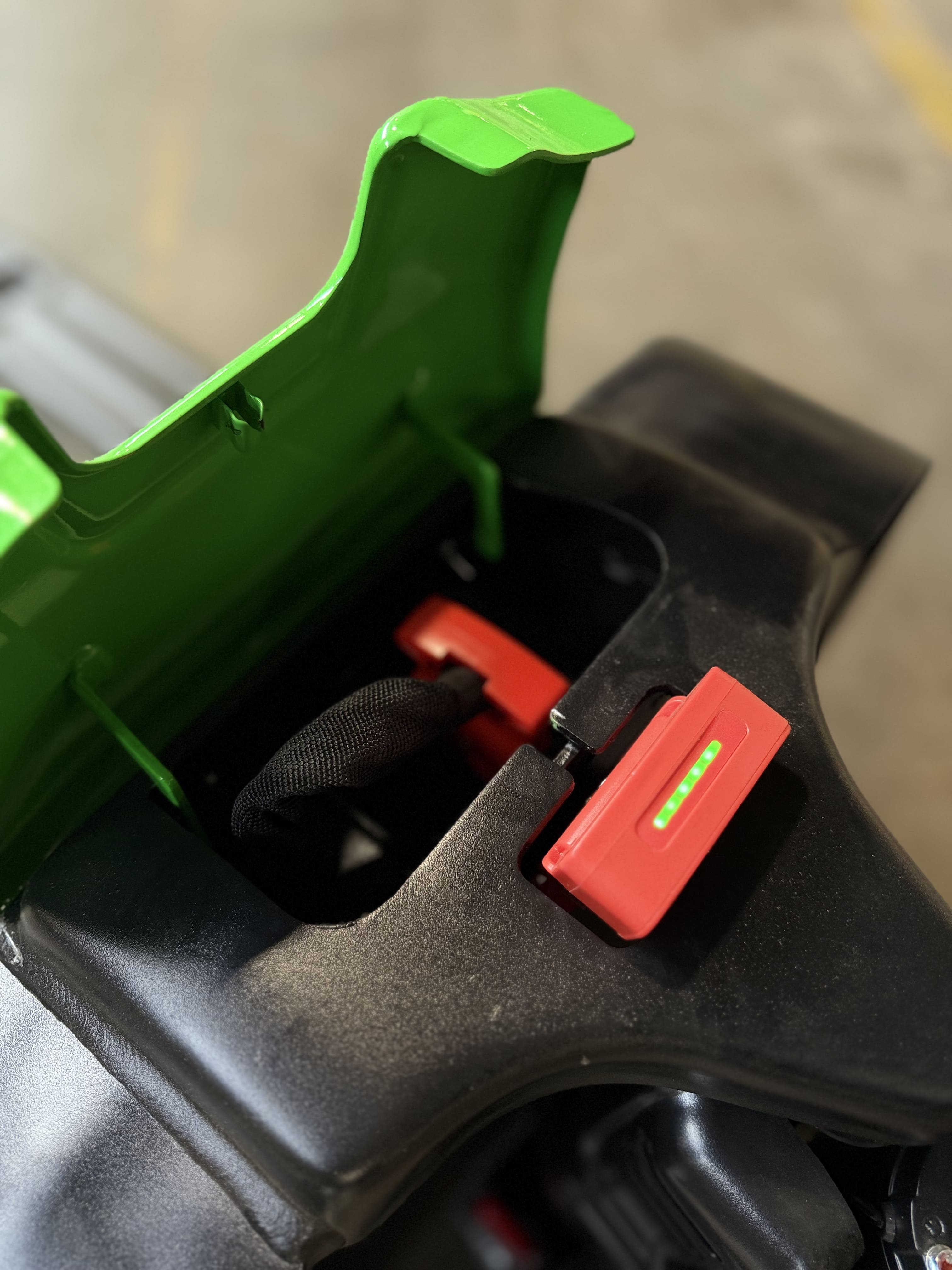 Raelon F4 battery compartment