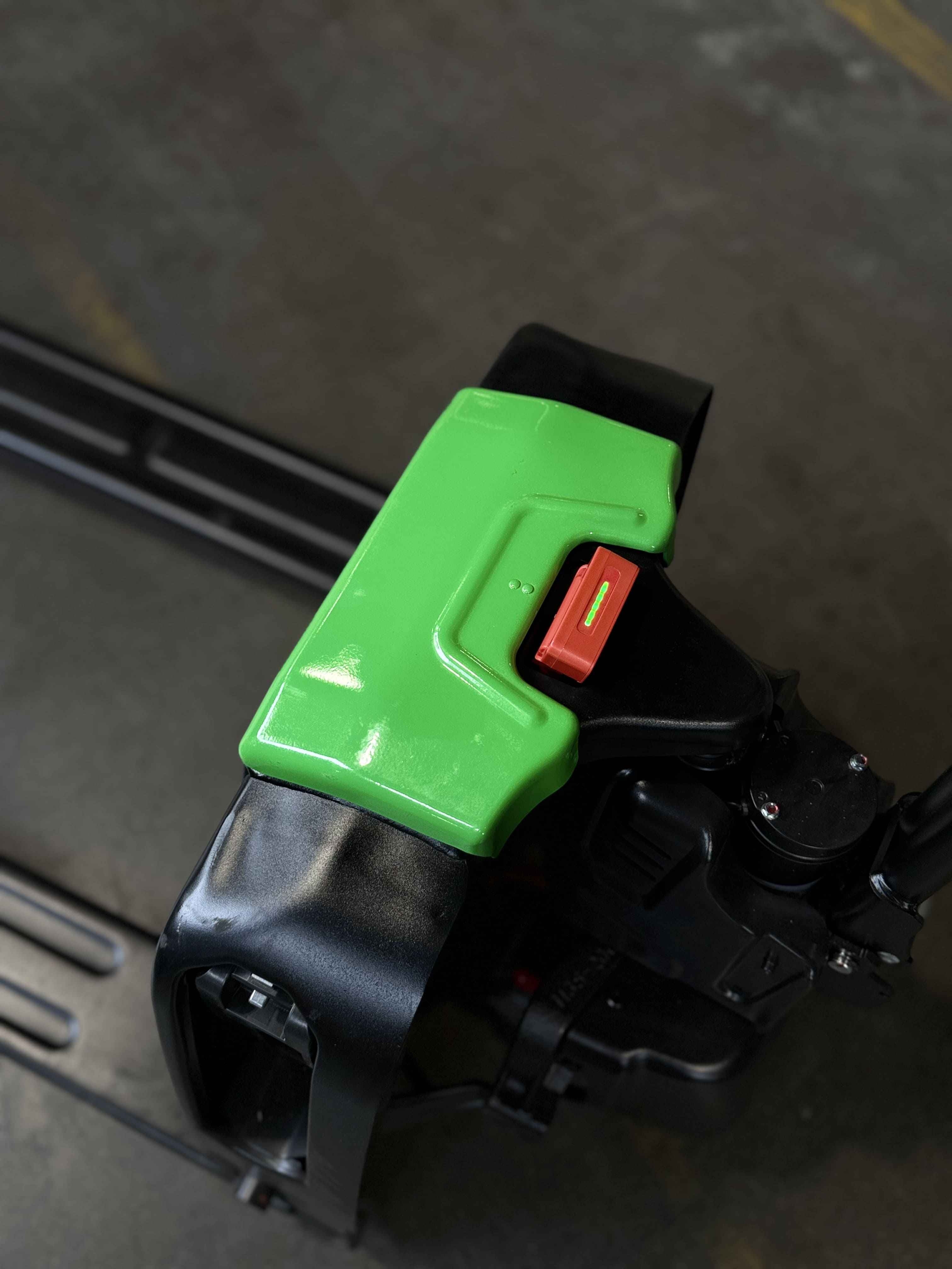 Raelon F4 battery top view
