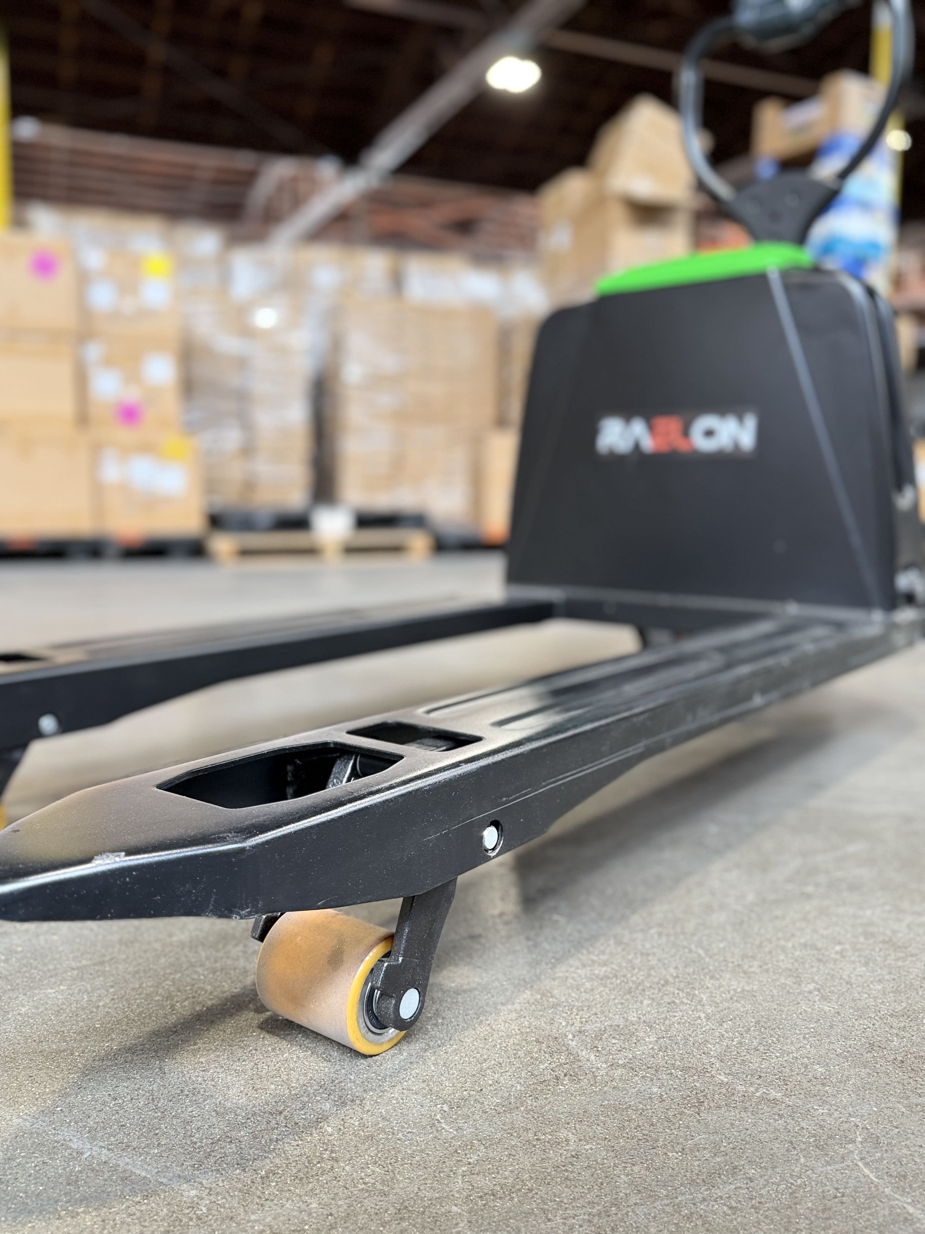 Raelon F4 fork wheel detail