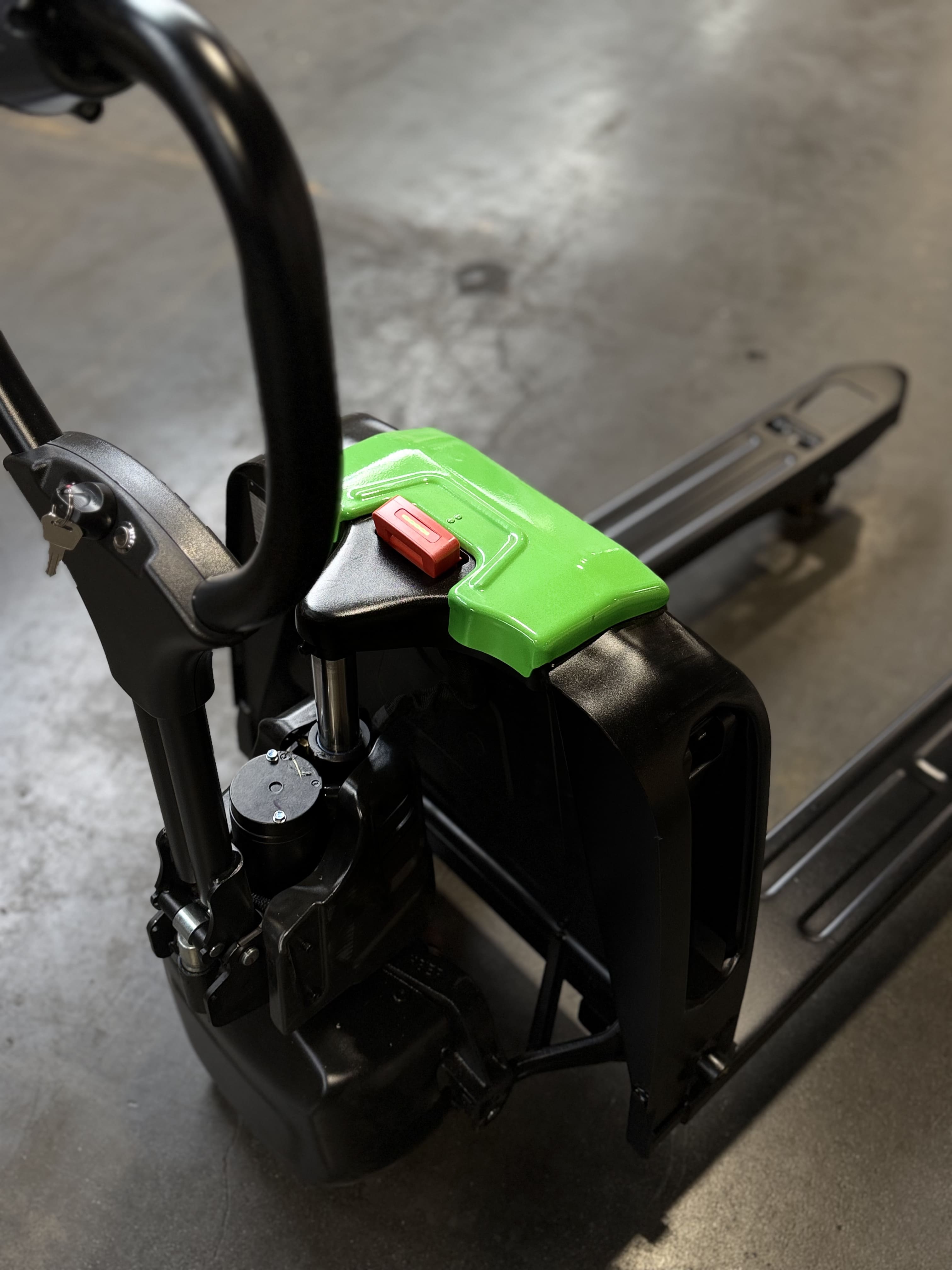 Raelon F4 rear handle view