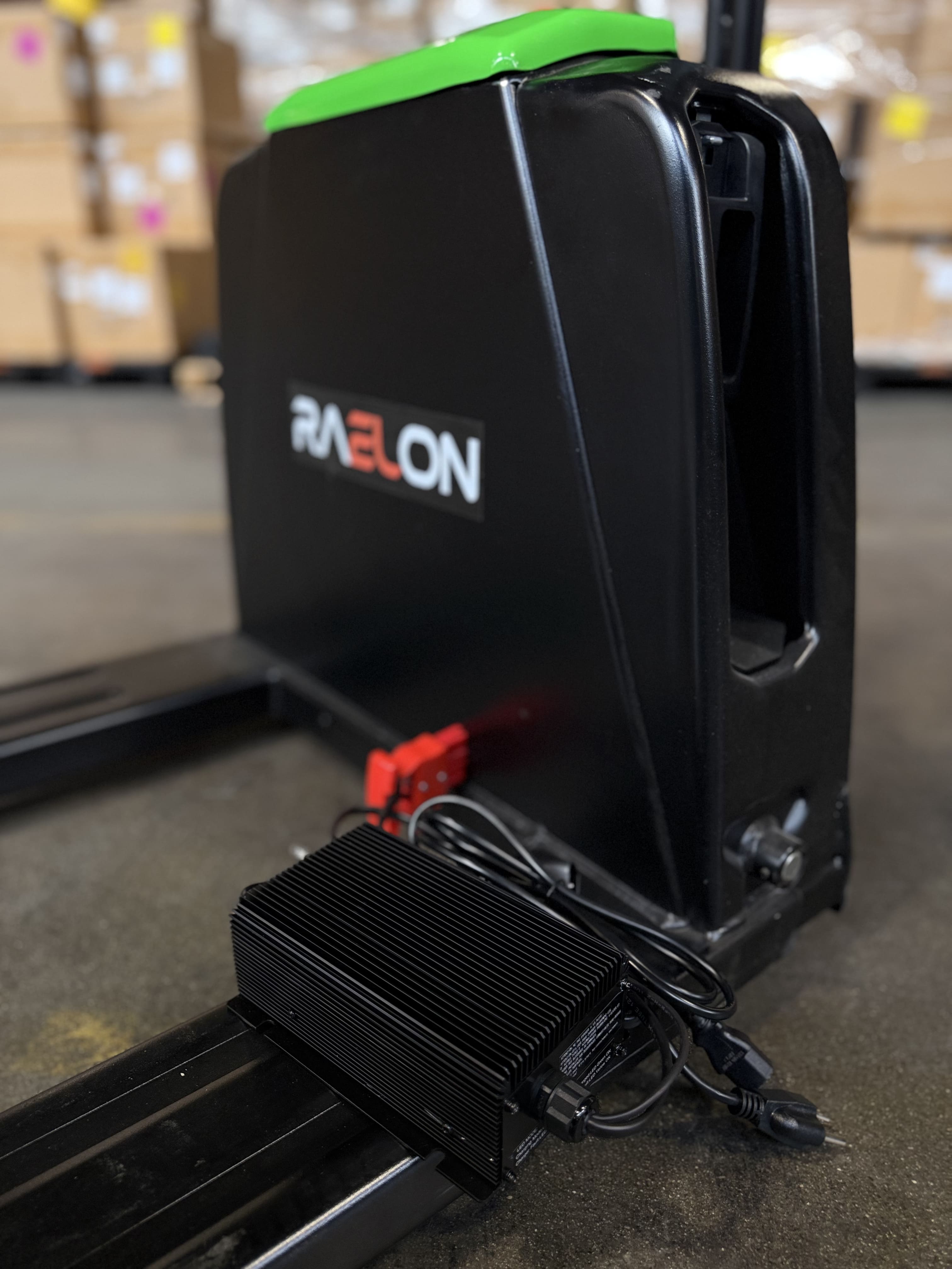 Raelon F4 charger detail