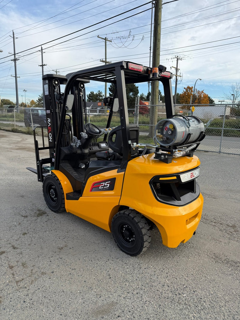 Raelon FL25T 5,500 lbs LPG forklift – front three-quarter view