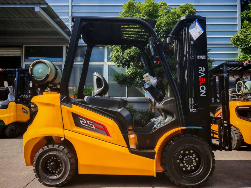 Raelon FL25T 5,500 lbs LPG forklift side profile with mast and propane tank