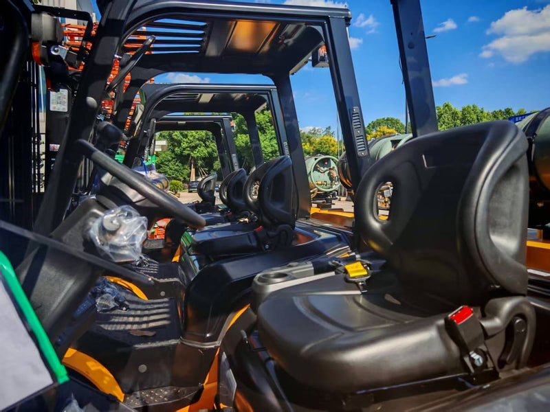 Raelon FL30T 6,600 lbs LPG forklift operator seats and steering wheel – interior view