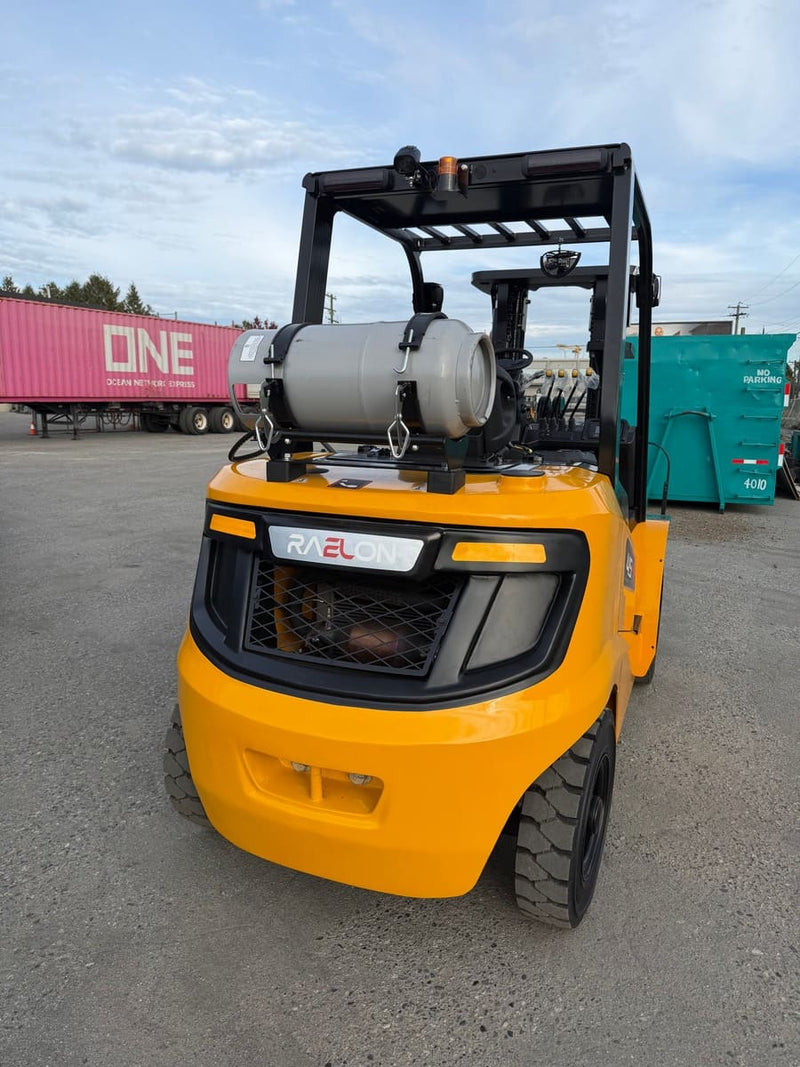 Raelon FL30T 6,600 lbs LPG forklift rear view with propane tank in the yard