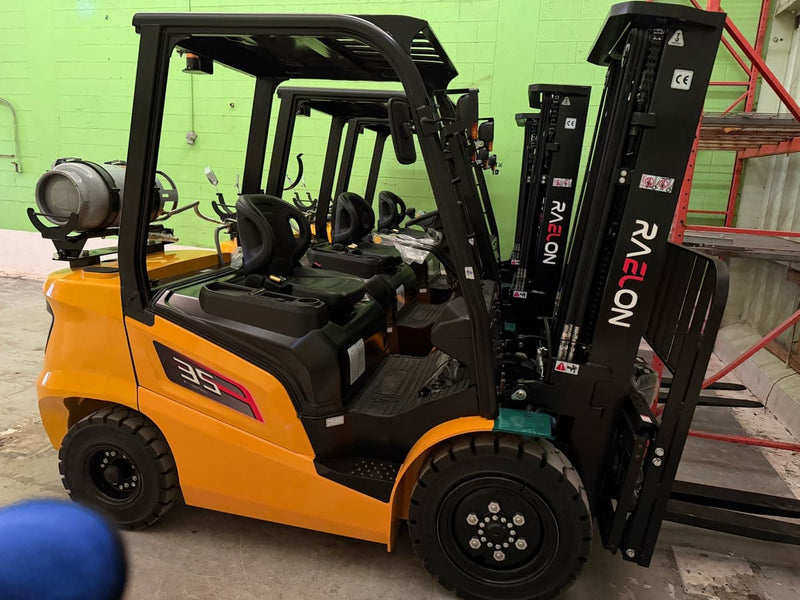 Raelon FL35T 7,700 lbs LPG forklift side profile with mast and propane tank in the warehouse