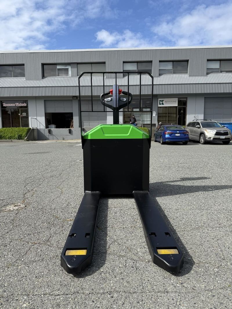 Fork-end view of the WPL202 showing both full-length forks with yellow tips, the load backrest and the handle