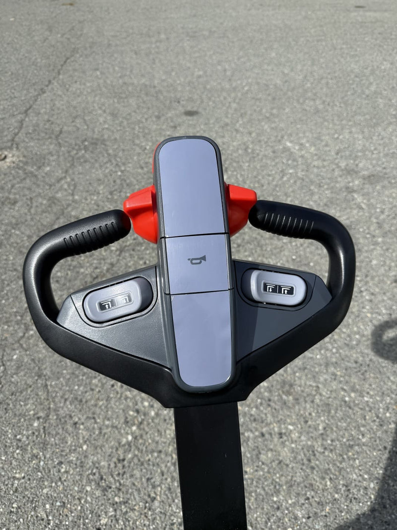 Top-down view of the WPL202 tiller handle showing the horn icon, red butterfly throttles and control buttons on both sides